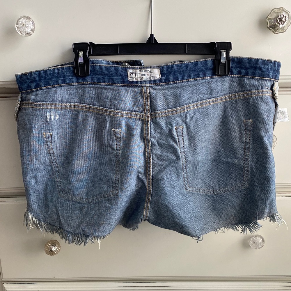 🌟 Free People Distressed Denim Shorts - Dark Wash - Picture 5 of 10